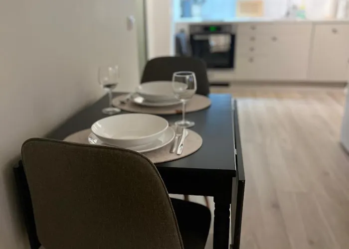 Bright And Pleasant Basement Near Downtown, Lys Og Trivelig Kjellerleilighet I Sentrumsnaert * Kirkenes