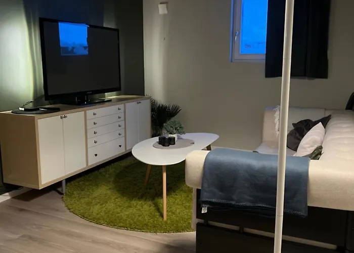 Bright And Pleasant Basement Near Downtown, Lys Og Trivelig Kjellerleilighet I Sentrumsnaert Kirkenes
