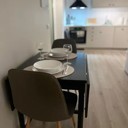 Bright And Pleasant Basement Near Downtown, Lys Og Trivelig Kjellerleilighet I Sentrumsnaert * Киркенес