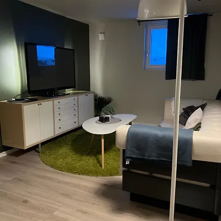 Bright And Pleasant Basement Near Downtown, Lys Og Trivelig Kjellerleilighet I Sentrumsnaert Киркенес